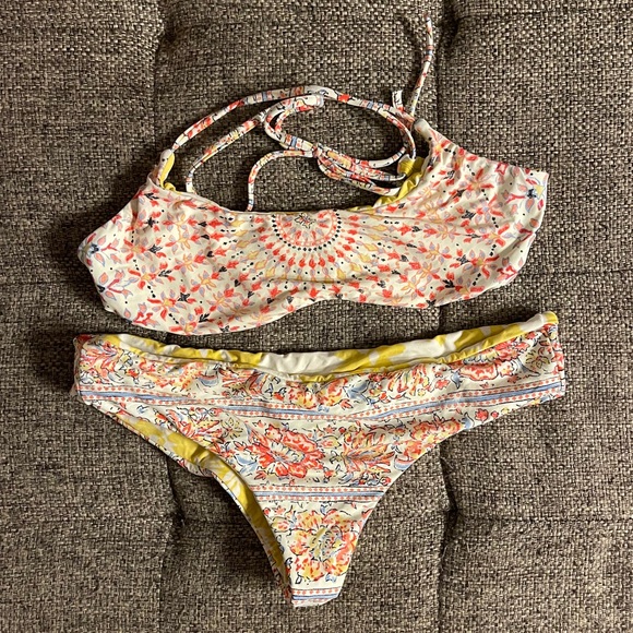 Billabong Reversible Bikini Set! - Picture 1 of 4